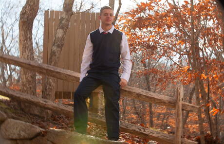 El oso peludo irlandés Brendan Patrick y el hombre fuerte estadounidense Ian Levine muestran un hermoso cuerpo al aire libre