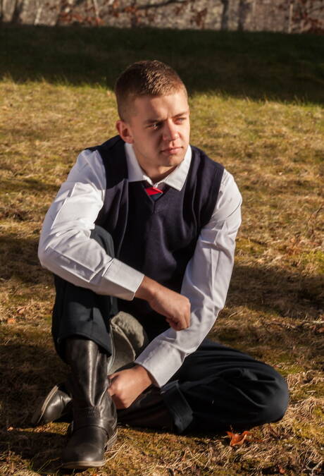 El oso peludo irlandés Brendan Patrick y el hombre fuerte estadounidense Ian Levine muestran un hermoso cuerpo al aire libre