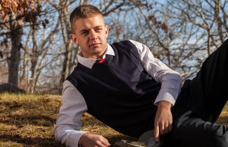 El oso peludo irlandés Brendan Patrick y el hombre fuerte estadounidense Ian Levine muestran un hermoso cuerpo al aire libre