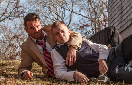 El oso peludo irlandés Brendan Patrick y el hombre fuerte estadounidense Ian Levine muestran un hermoso cuerpo al aire libre