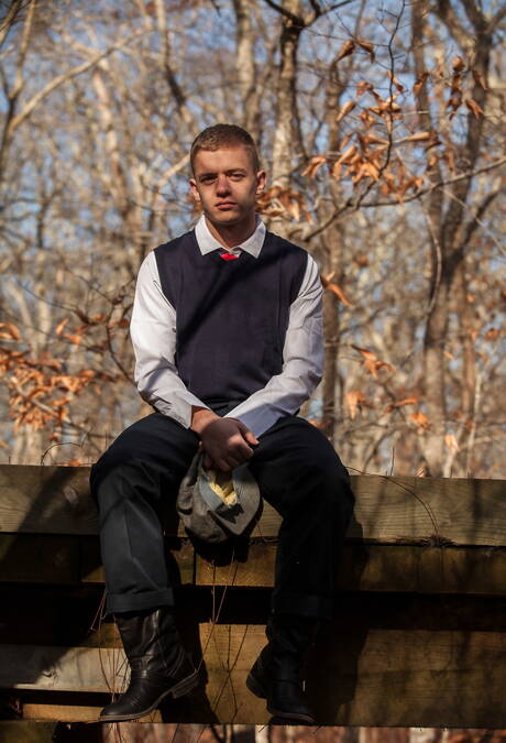 El oso peludo irlandés Brendan Patrick y el hombre fuerte estadounidense Ian Levine muestran un hermoso cuerpo al aire libre