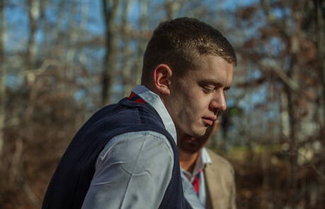 El oso peludo irlandés Brendan Patrick y el hombre fuerte estadounidense Ian Levine muestran un hermoso cuerpo al aire libre