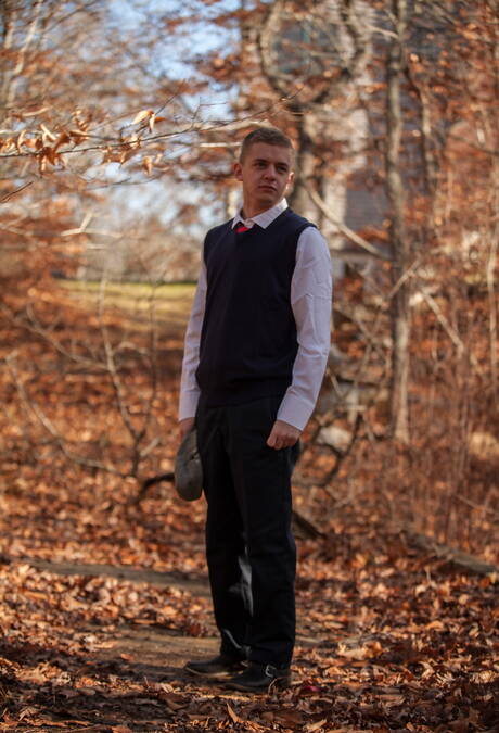 El oso peludo irlandés Brendan Patrick y el hombre fuerte estadounidense Ian Levine muestran un hermoso cuerpo al aire libre