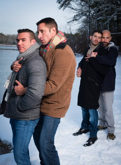 Fiesta al aire libre con ropa y barba: Damon, Nick, Killian y Ty Roderick