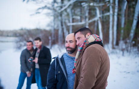 Fiesta al aire libre con ropa y barba: Damon, Nick, Killian y Ty Roderick