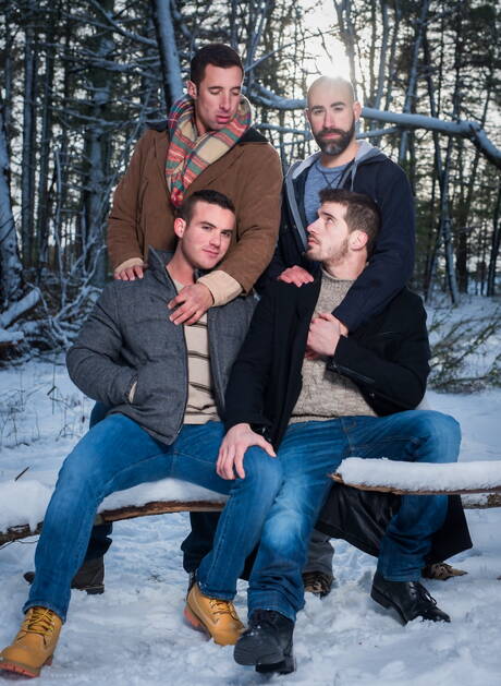 Fiesta al aire libre con ropa y barba: Damon, Nick, Killian y Ty Roderick