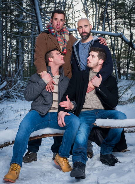 Fiesta al aire libre con ropa y barba: Damon, Nick, Killian y Ty Roderick