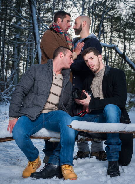 Fiesta al aire libre con ropa y barba: Damon, Nick, Killian y Ty Roderick