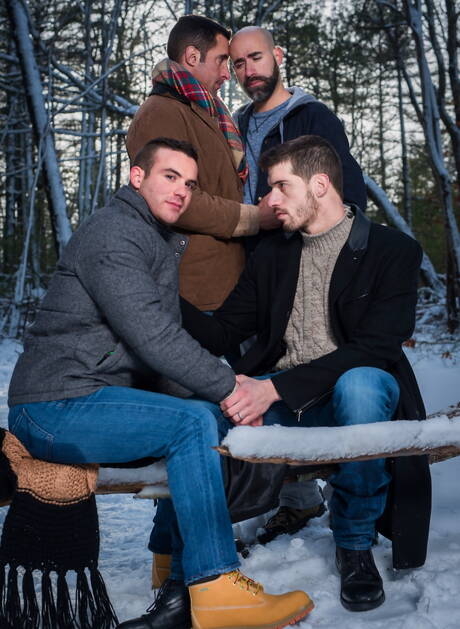 Fiesta al aire libre con ropa y barba: Damon, Nick, Killian y Ty Roderick