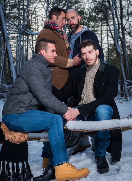 Fiesta al aire libre con ropa y barba: Damon, Nick, Killian y Ty Roderick