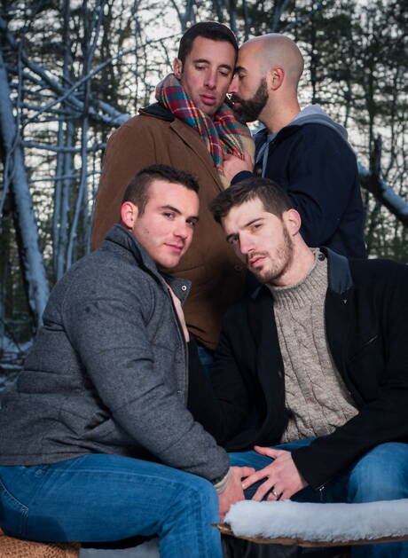 Fiesta al aire libre con ropa y barba: Damon, Nick, Killian y Ty Roderick