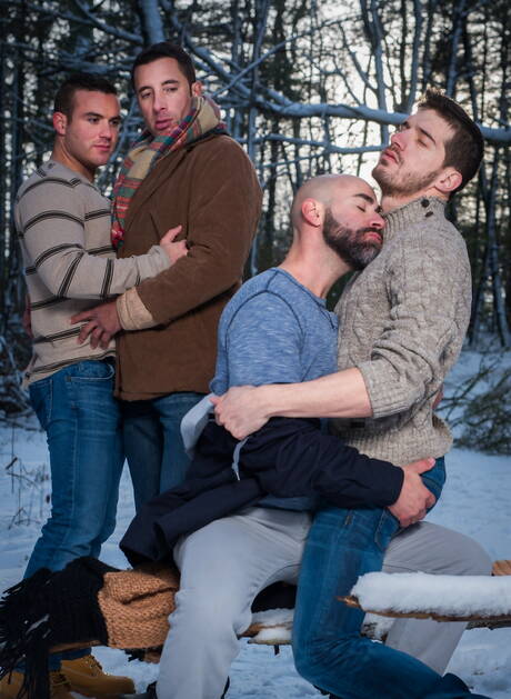 Fiesta al aire libre con ropa y barba: Damon, Nick, Killian y Ty Roderick