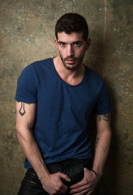 Il peloso stallone americano Ty Roderick mostra un corpo perfetto