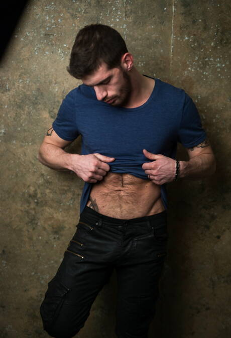 Il peloso stallone americano Ty Roderick mostra un corpo perfetto