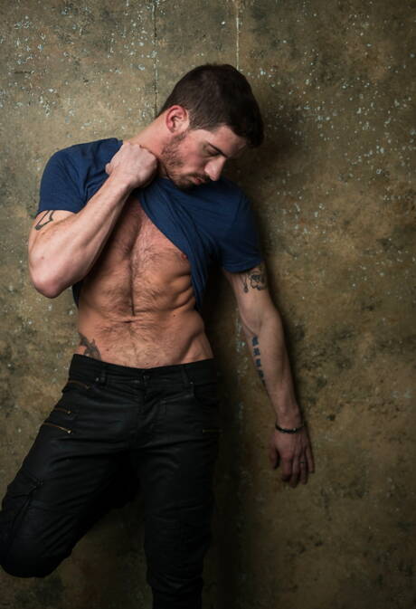 Il peloso stallone americano Ty Roderick mostra un corpo perfetto