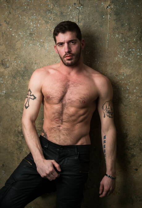 Il peloso stallone americano Ty Roderick mostra un corpo perfetto