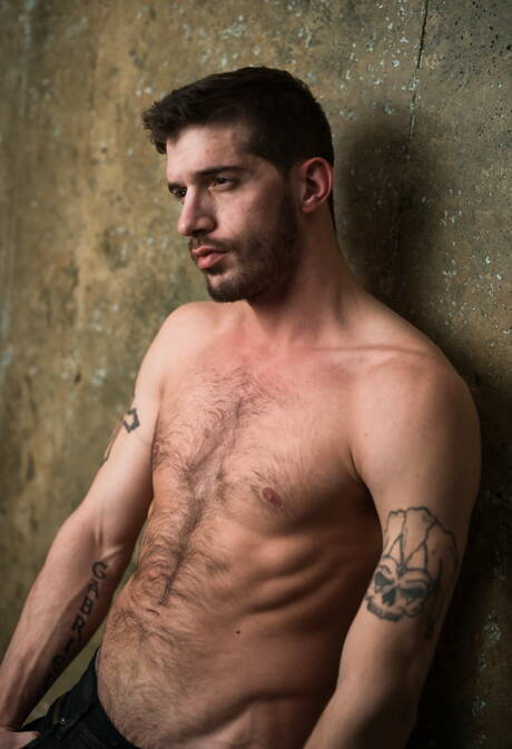 American hairy stud Ty Roderick shows a perfect body