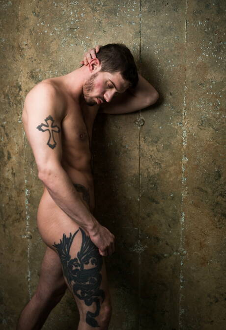 Il peloso stallone americano Ty Roderick mostra un corpo perfetto