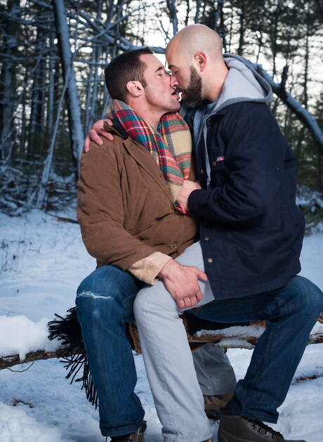 Sexy americans, stud Nick Capra and bear Damon Andros fuck after blowjob outside