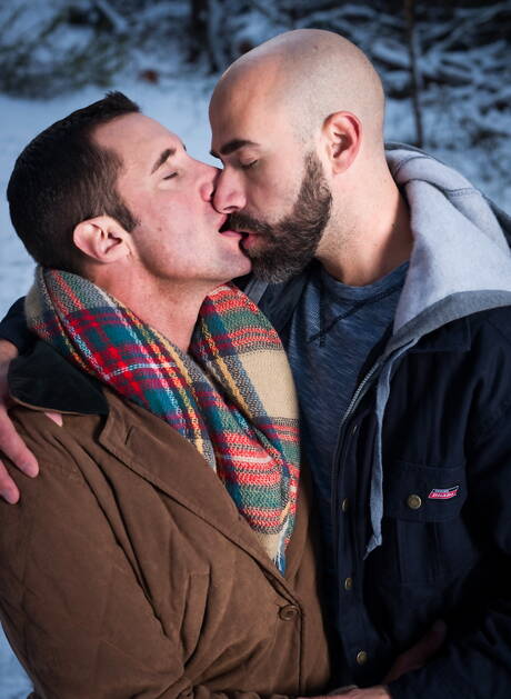 Icon Male: Sexy americans, stud Nick Capra and bear Damon Andros fuck after blowjob outside