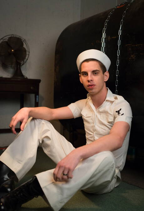 Heiße amerikanische Jungs, der haarige Hengst Ty Roderick und der heiße Twink Sam Truitt in einer Blowjob-Szene