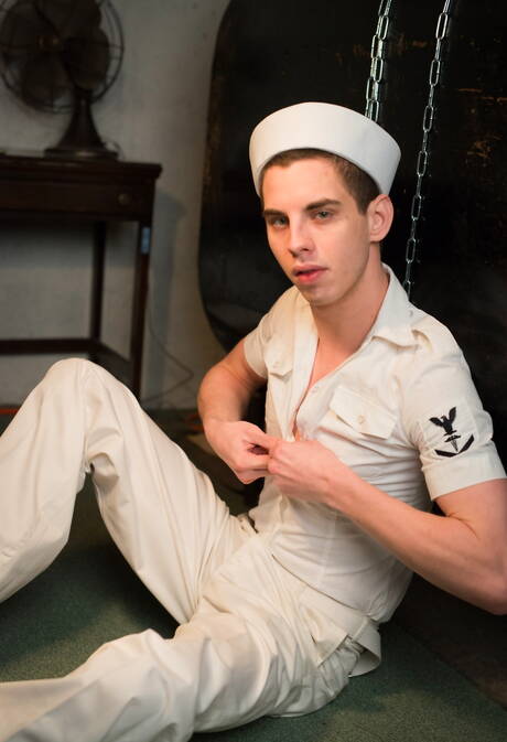 Heiße amerikanische Jungs, der haarige Hengst Ty Roderick und der heiße Twink Sam Truitt in einer Blowjob-Szene