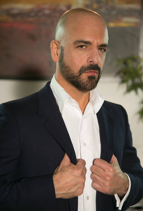 漂亮的美國男孩比利桑托羅和水獺亞當魯索在熱屁股上做愛