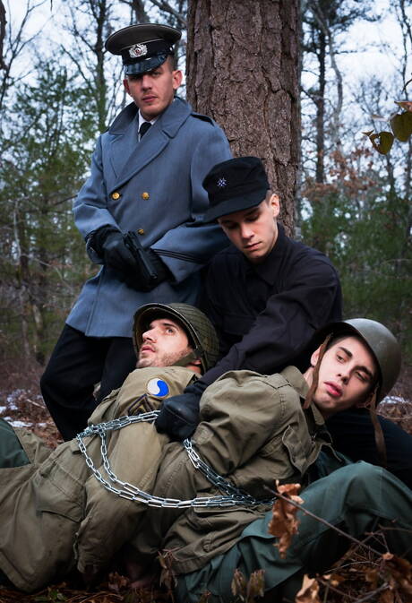 Os militares gays Ty, Sam, Trent e Alexander Gustavo posando e se beijando ao ar livre