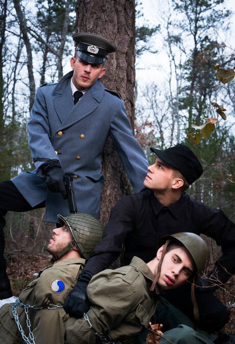 Os militares gays Ty, Sam, Trent e Alexander Gustavo posando e se beijando ao ar livre