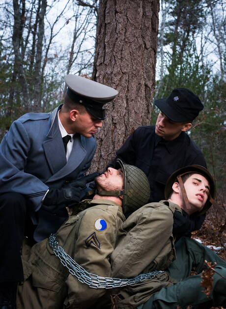 Os militares gays Ty, Sam, Trent e Alexander Gustavo posando e se beijando ao ar livre