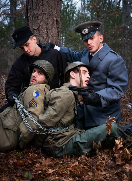 Os militares gays Ty, Sam, Trent e Alexander Gustavo posando e se beijando ao ar livre