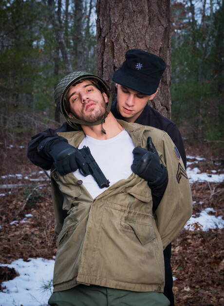 Os militares gays Ty, Sam, Trent e Alexander Gustavo posando e se beijando ao ar livre