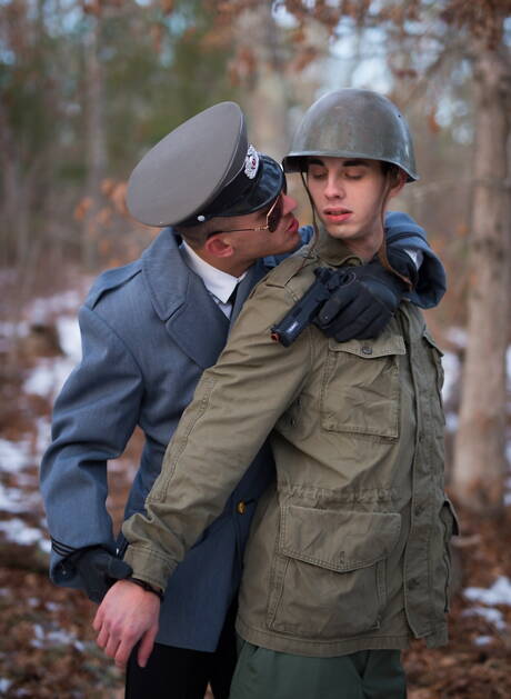 Os militares gays Ty, Sam, Trent e Alexander Gustavo posando e se beijando ao ar livre