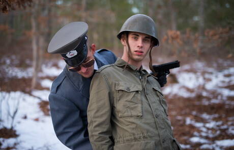 Os militares gays Ty, Sam, Trent e Alexander Gustavo posando e se beijando ao ar livre