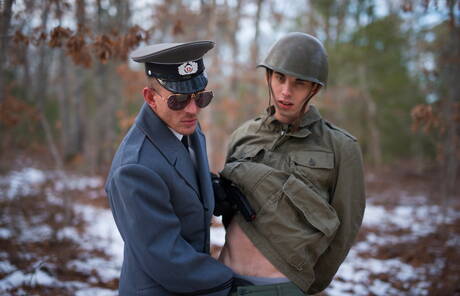 Os militares gays Ty, Sam, Trent e Alexander Gustavo posando e se beijando ao ar livre