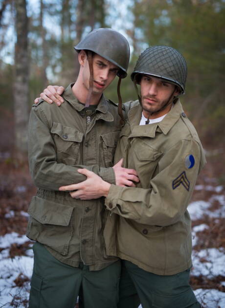 Os militares gays Ty, Sam, Trent e Alexander Gustavo posando e se beijando ao ar livre