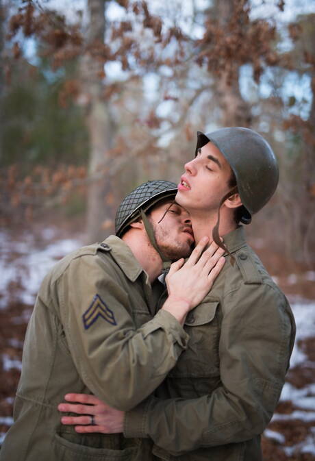 Os militares gays Ty, Sam, Trent e Alexander Gustavo posando e se beijando ao ar livre