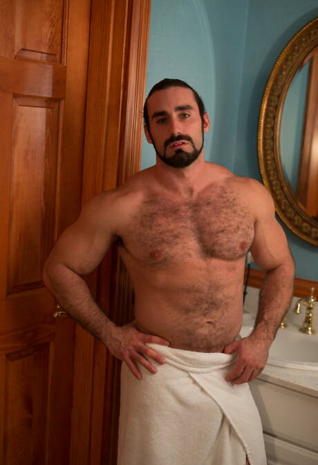 Zwei amerikanische Typen, der muskulöse Billy Santoro und der schwule Bär Jaxton Wheeler, haben Spaß unter einer heißen Dusche