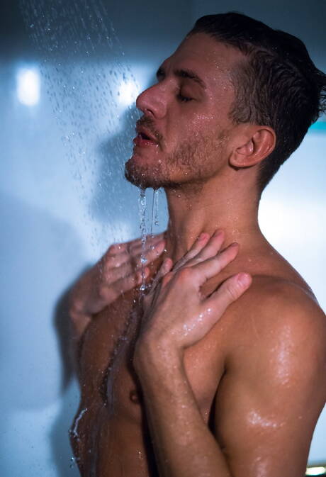 美國帥哥 Billy Santoro 和德國硬漢 Alexander Gustavo 在浴室裡手淫