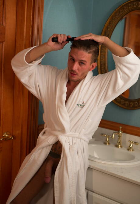 Der attraktive Amerikaner Billy Santoro und der harte Deutsche Alexander Gustavo wichsen im Badezimmer