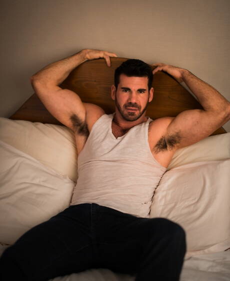 Der muskulöse Amerikaner Billy Santoro und der attraktive Deutsche Alexander Gustavo spielen mit Schwänzen