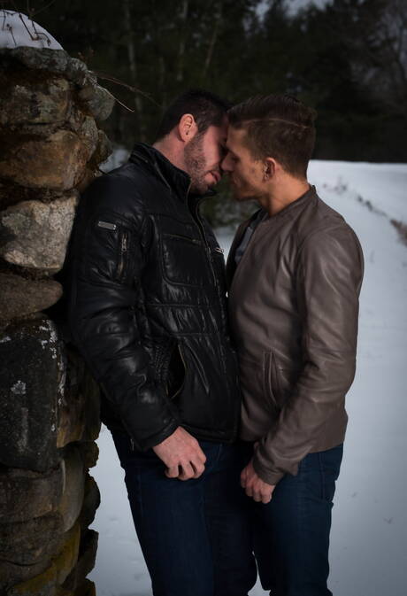 アメリカのハスキーボーイ、ビリー・サントロとドイツのイケメン、アレクサンダー・グスタボが屋外で筋肉ボディを披露