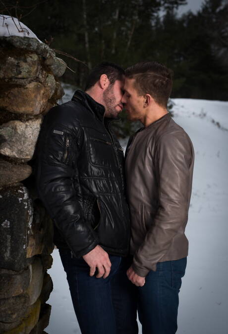 アメリカのハスキーボーイ、ビリー・サントロとドイツのイケメン、アレクサンダー・グスタボが屋外で筋肉ボディを披露