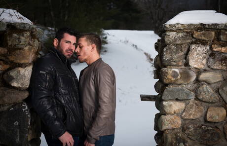 アメリカのハスキーボーイ、ビリー・サントロとドイツのイケメン、アレクサンダー・グスタボが屋外で筋肉ボディを披露