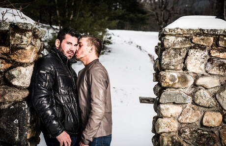 アメリカのハスキーボーイ、ビリー・サントロとドイツのイケメン、アレクサンダー・グスタボが屋外で筋肉ボディを披露