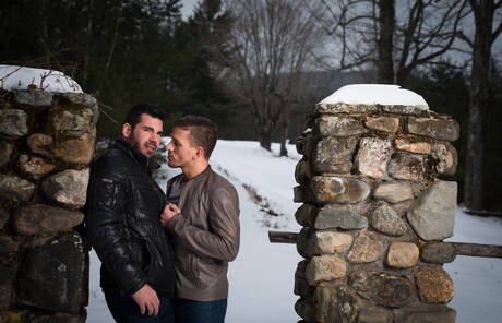 アメリカのハスキーボーイ、ビリー・サントロとドイツのイケメン、アレクサンダー・グスタボが屋外で筋肉ボディを披露