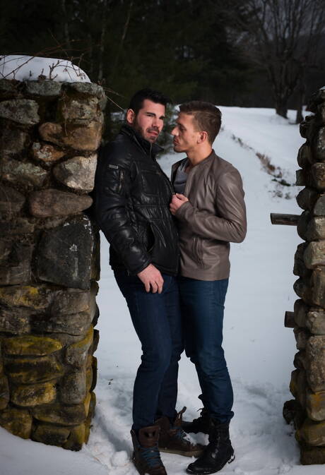 アメリカのハスキーボーイ、ビリー・サントロとドイツのイケメン、アレクサンダー・グスタボが屋外で筋肉ボディを披露