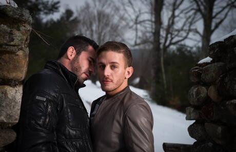 アメリカのハスキーボーイ、ビリー・サントロとドイツのイケメン、アレクサンダー・グスタボが屋外で筋肉ボディを披露