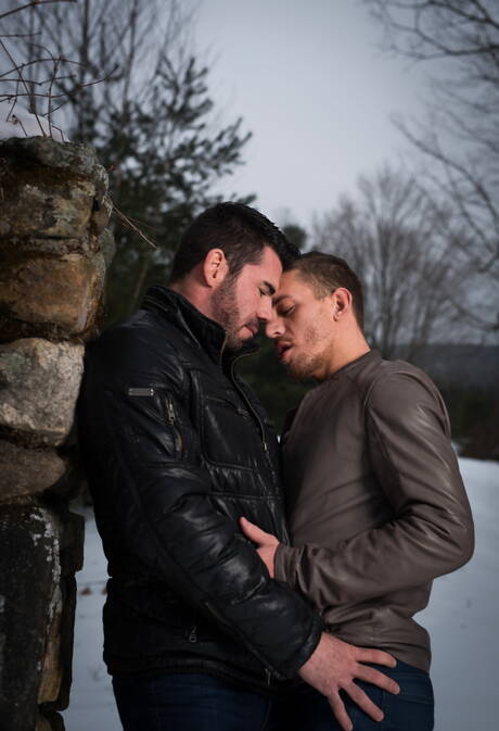 アメリカのハスキーボーイ、ビリー・サントロとドイツのイケメン、アレクサンダー・グスタボが屋外で筋肉ボディを披露