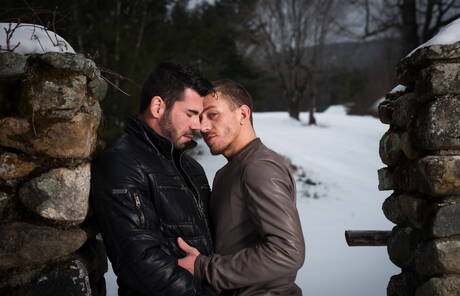 アメリカのハスキーボーイ、ビリー・サントロとドイツのイケメン、アレクサンダー・グスタボが屋外で筋肉ボディを披露